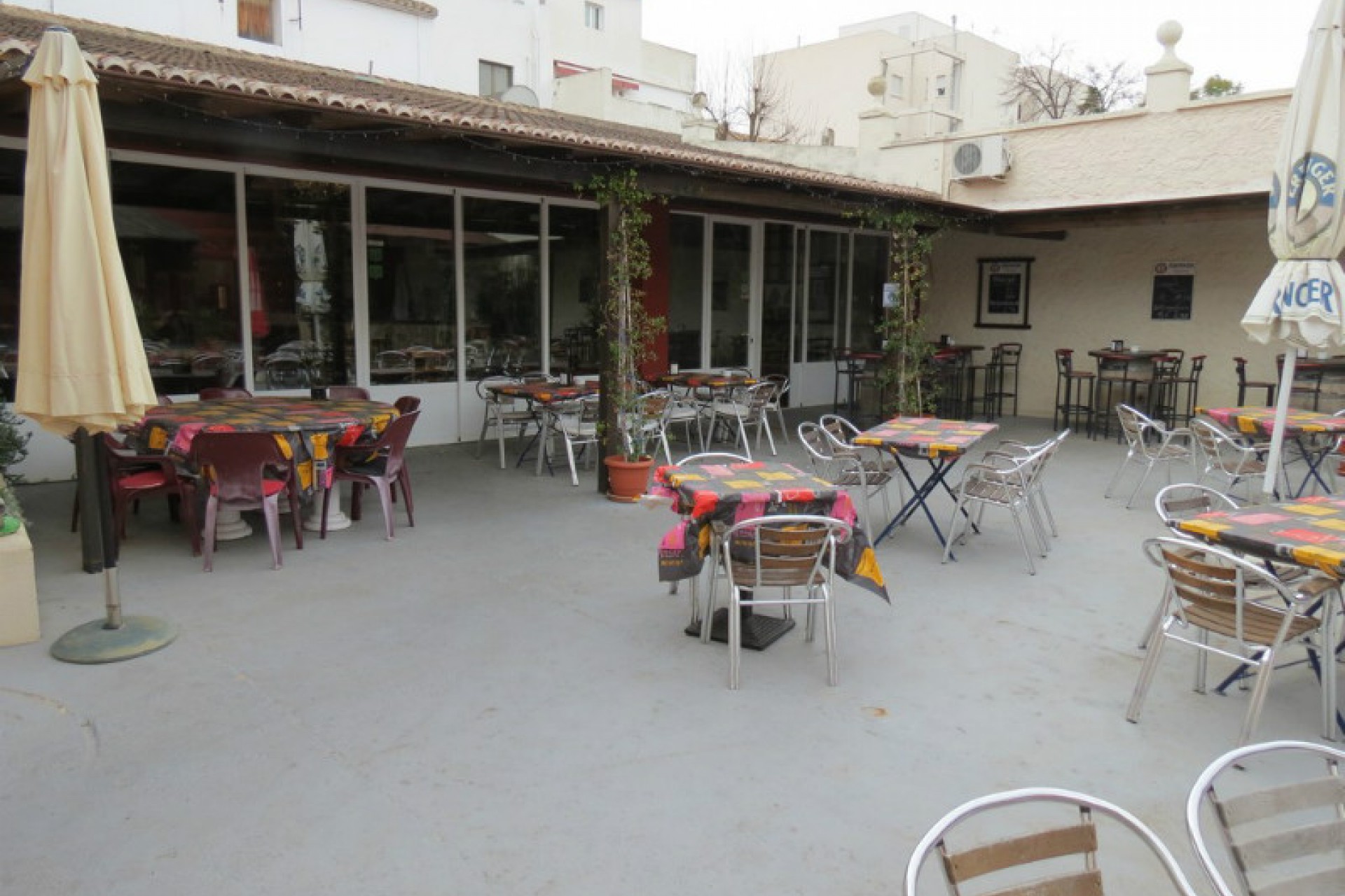 A Vendre - Commercial -
Jalon