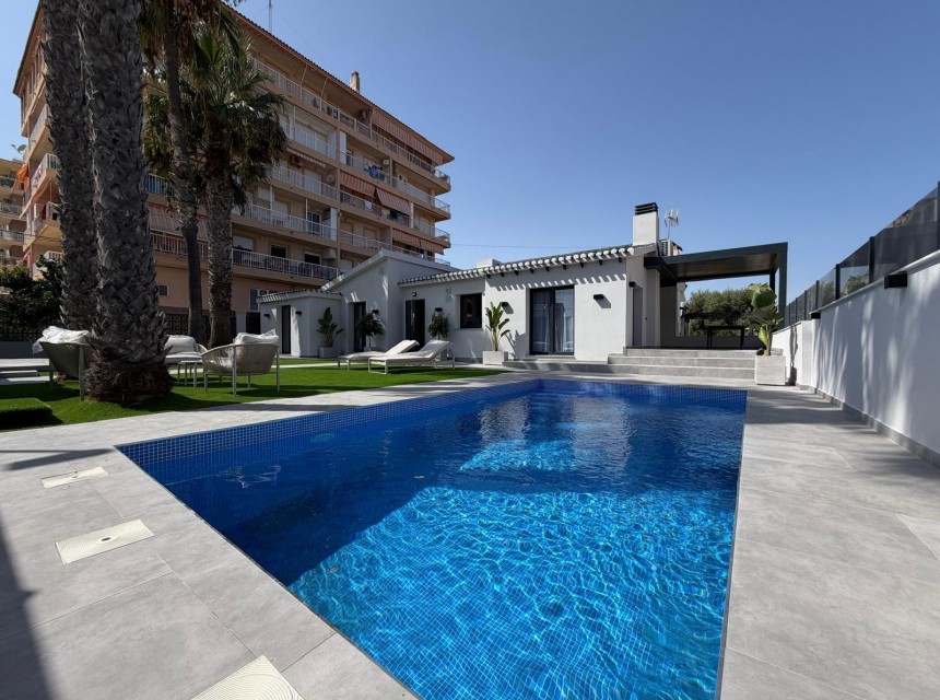 A Vendre - Villa -
Torrevieja - Punta Prima
