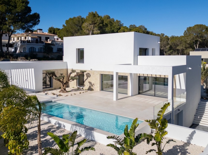 Luxe nieuwe villa met zwembad en zeezicht te koop in Moraira