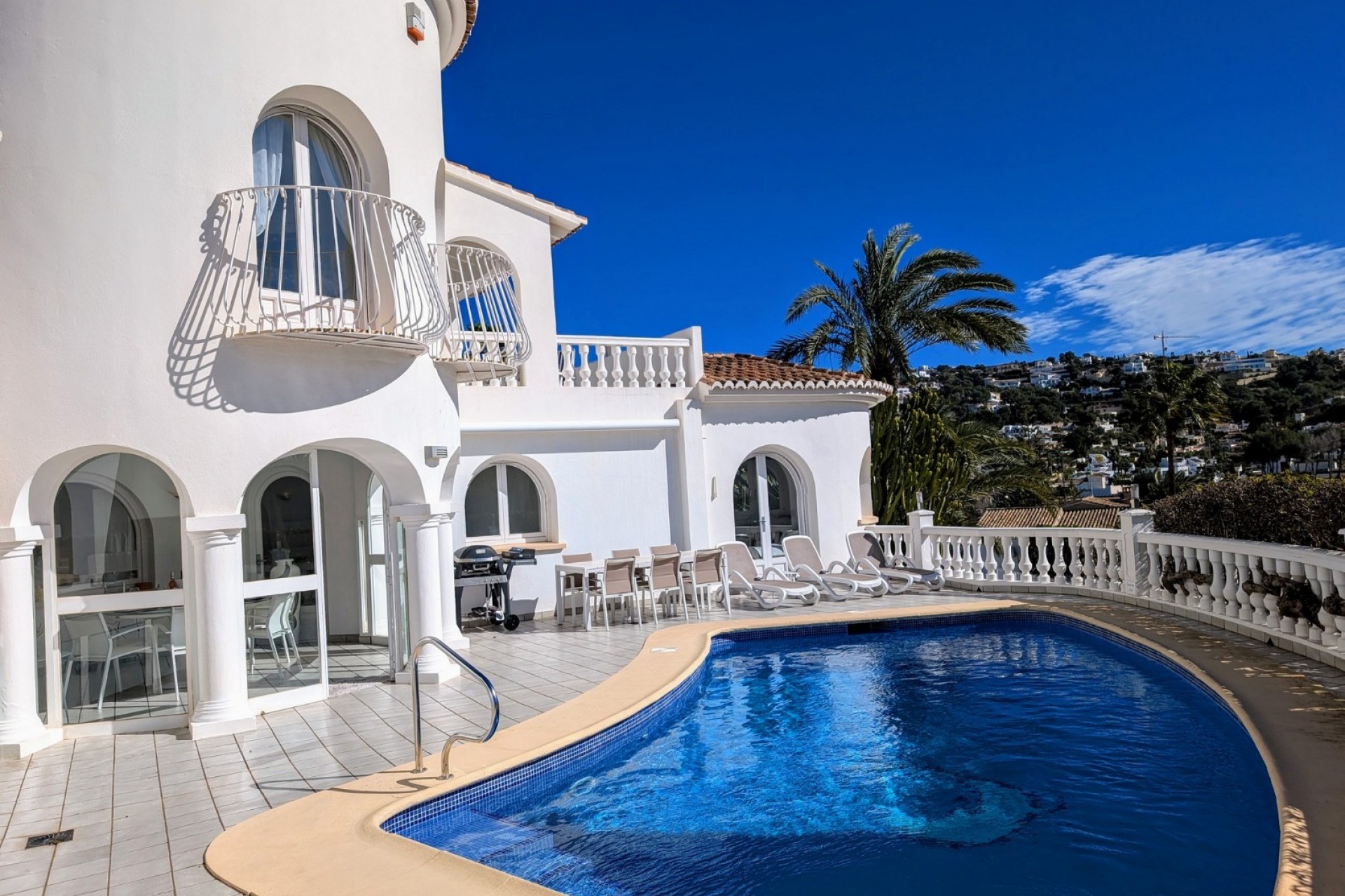 Luxe villa met verwarmd zwembad en garage te koop in Moraira