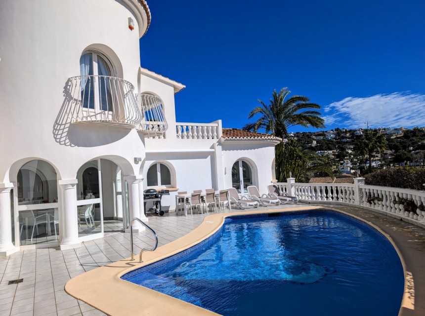 Luxusvilla mit beheiztem Pool und Garage in Moraira zu verkaufen