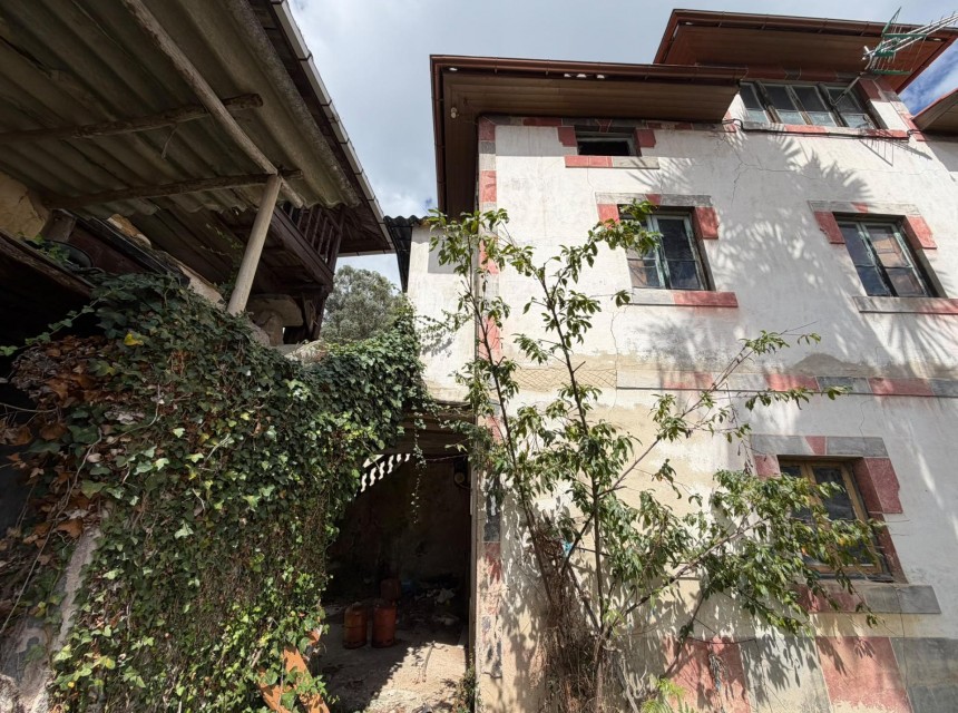 Sale - Casa con terreno -
Salas - Villarin