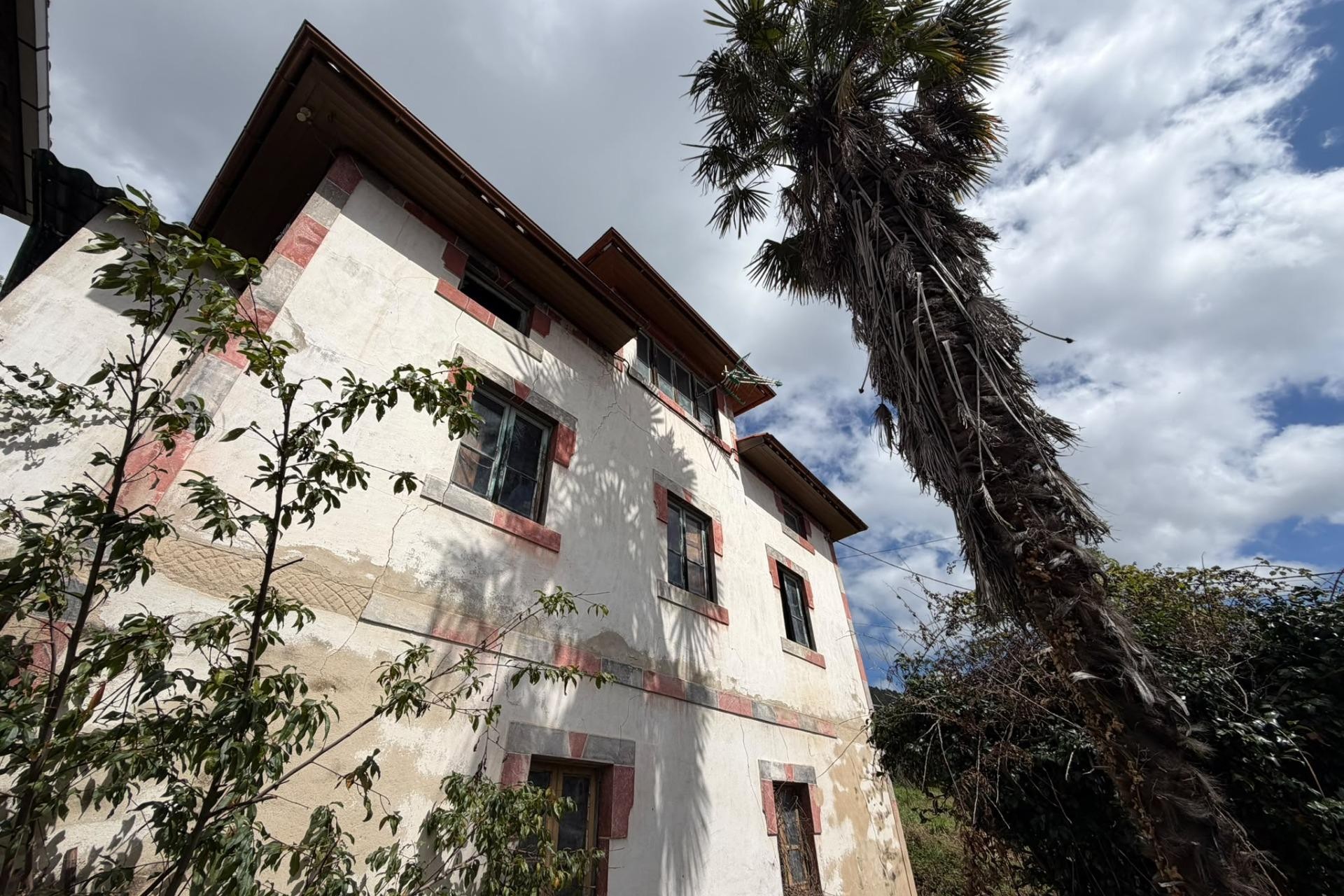 Sale - Casa con terreno -
Salas - Villarin