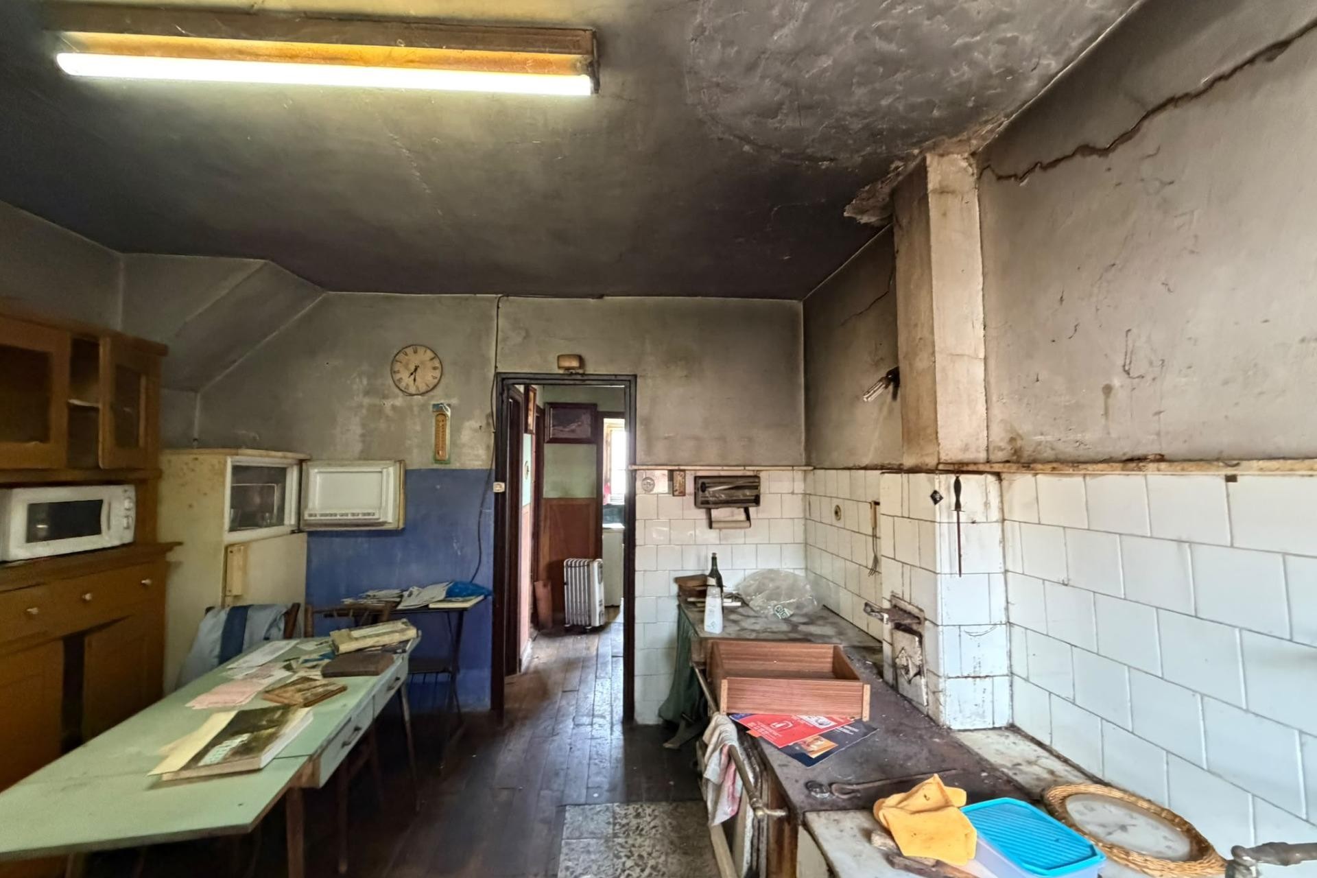 Sale - Casa con terreno -
Salas - Villarin