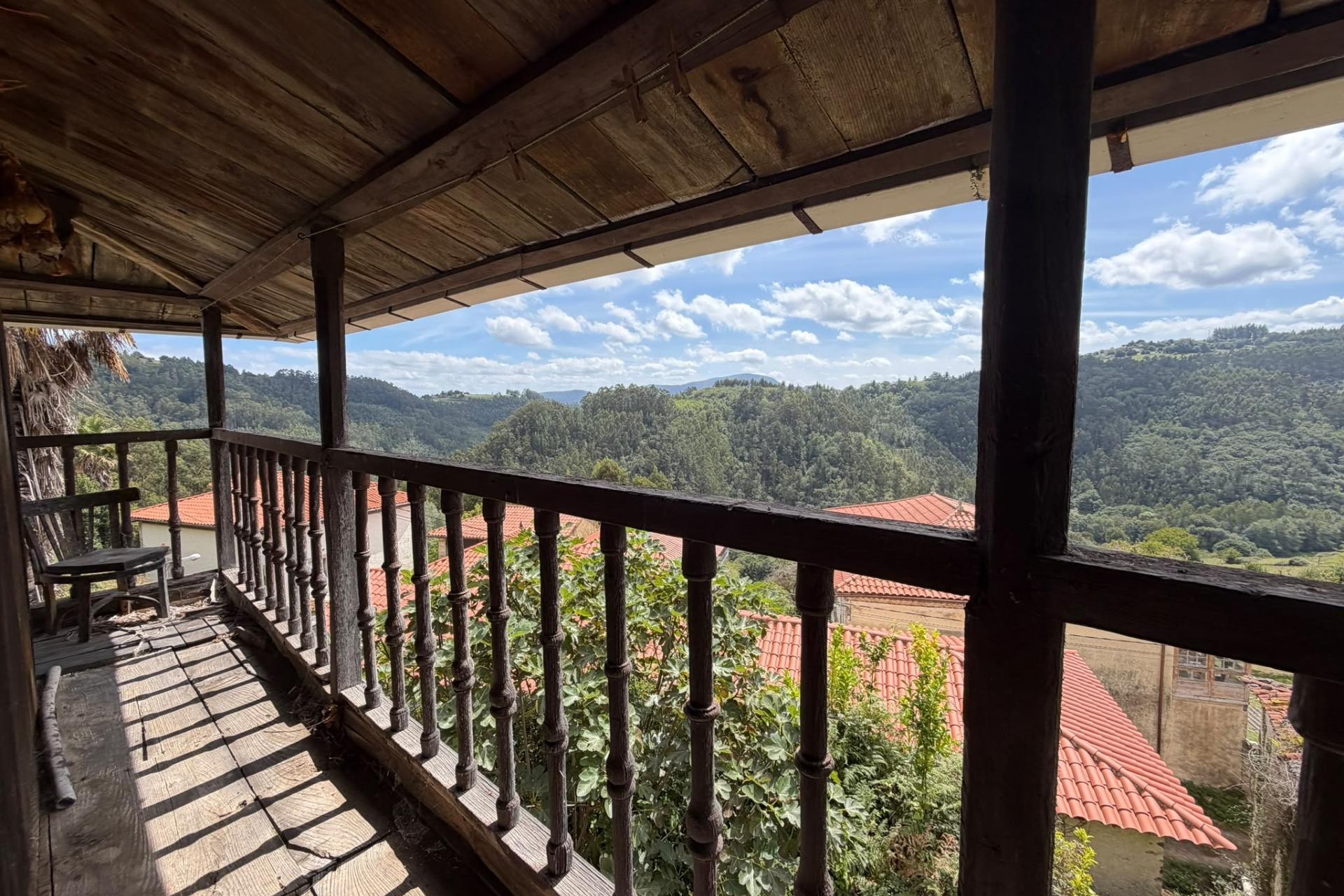 Sale - Casa con terreno -
Salas - Villarin