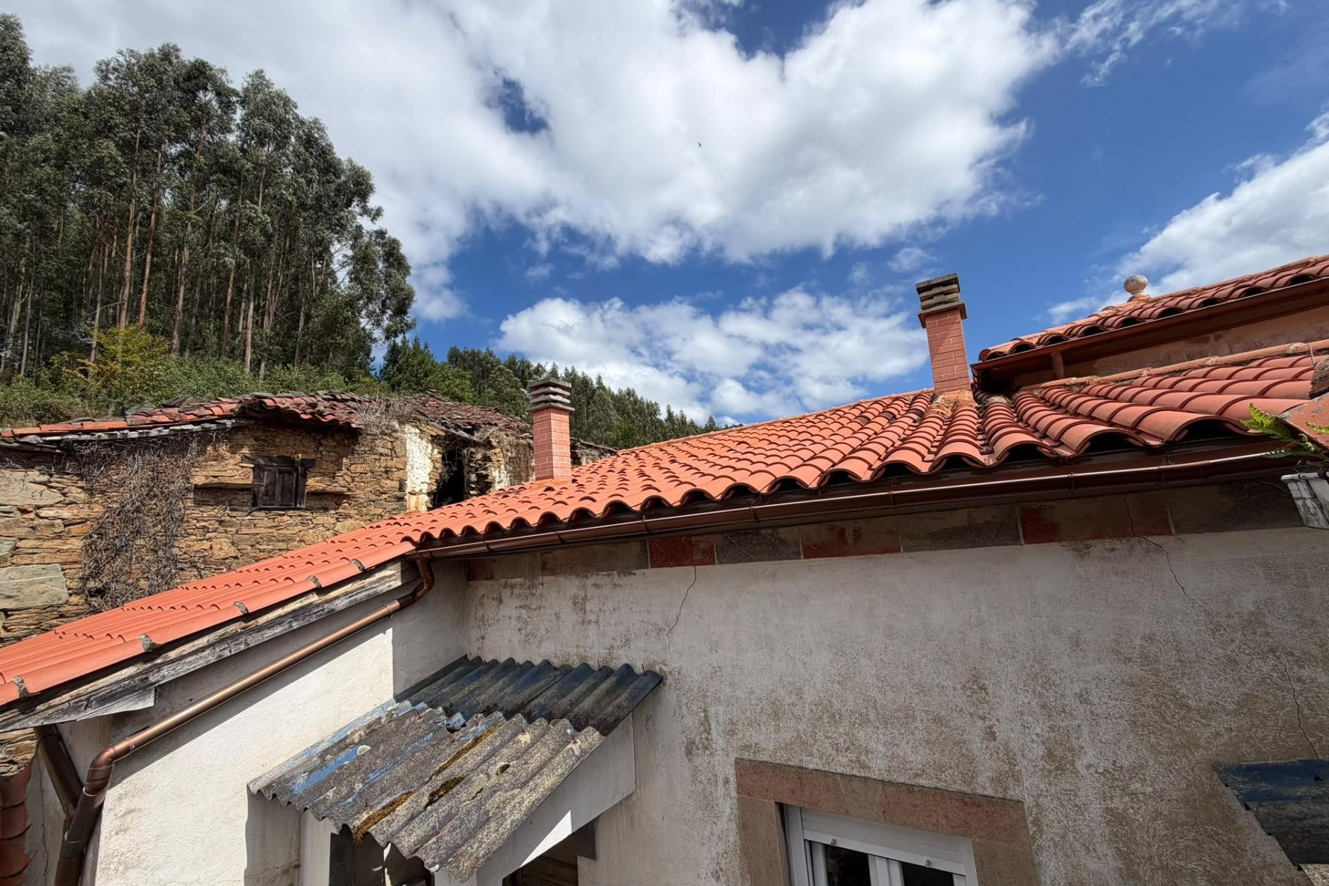 Sale - Casa con terreno -
Salas - Villarin