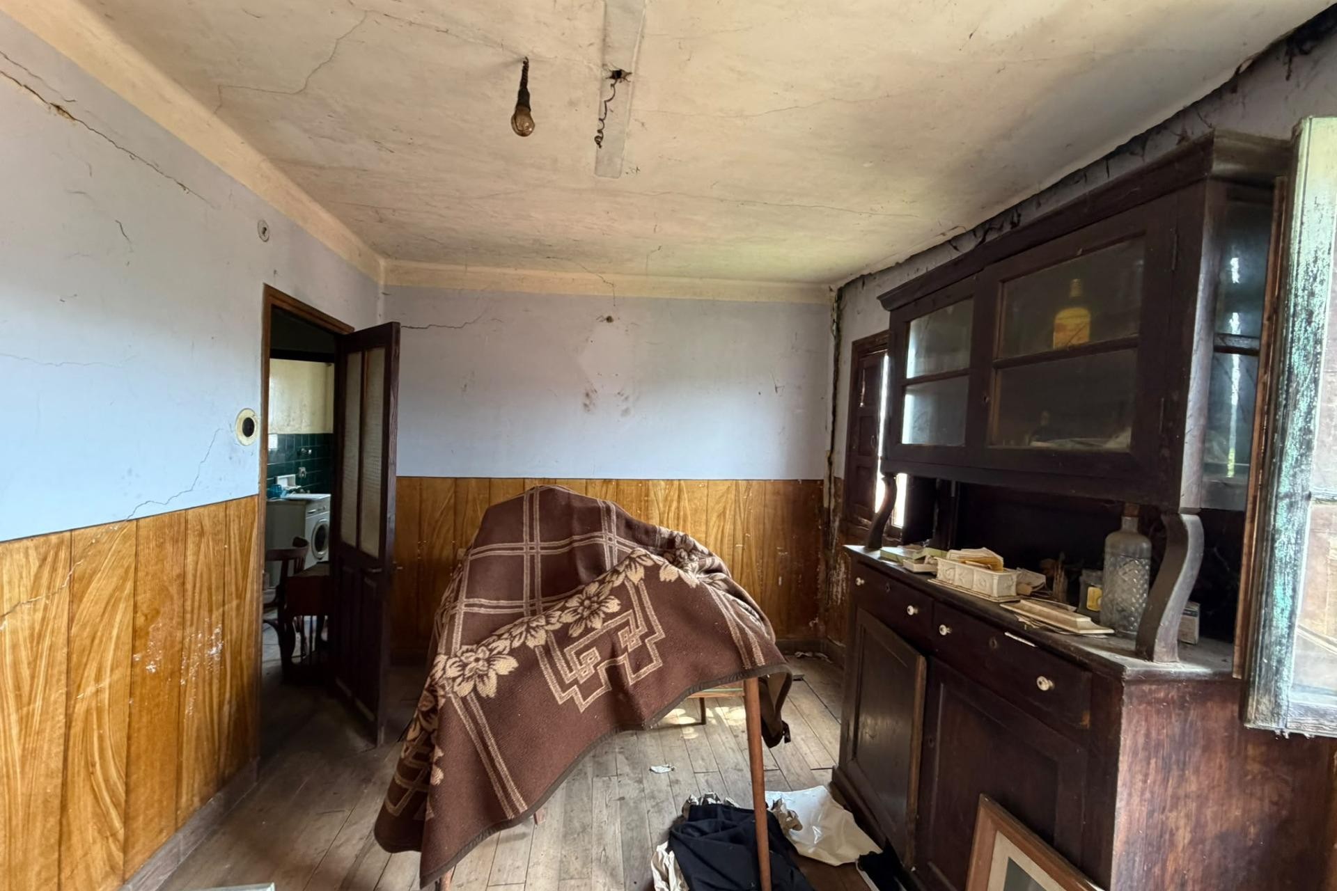 Sale - Casa con terreno -
Salas - Villarin
