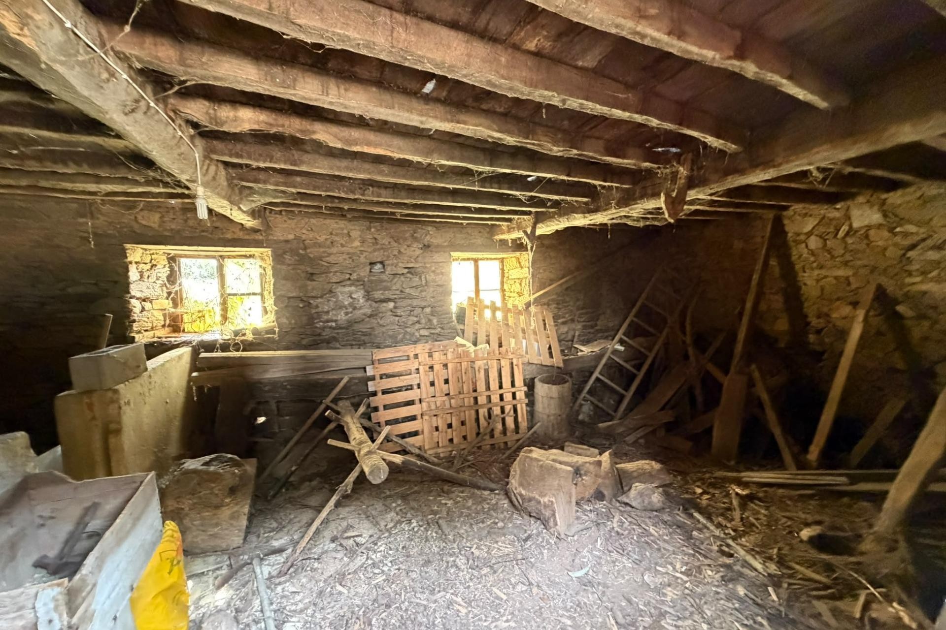 Sale - Casa con terreno -
Salas - Villarin