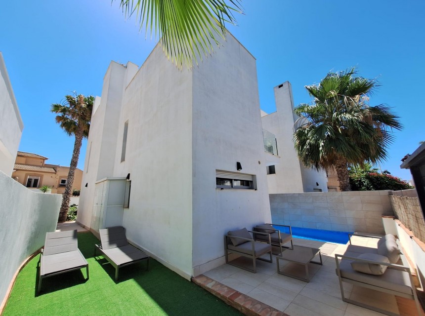 Sale - Chalet -
Torrevieja - Los Frutales
