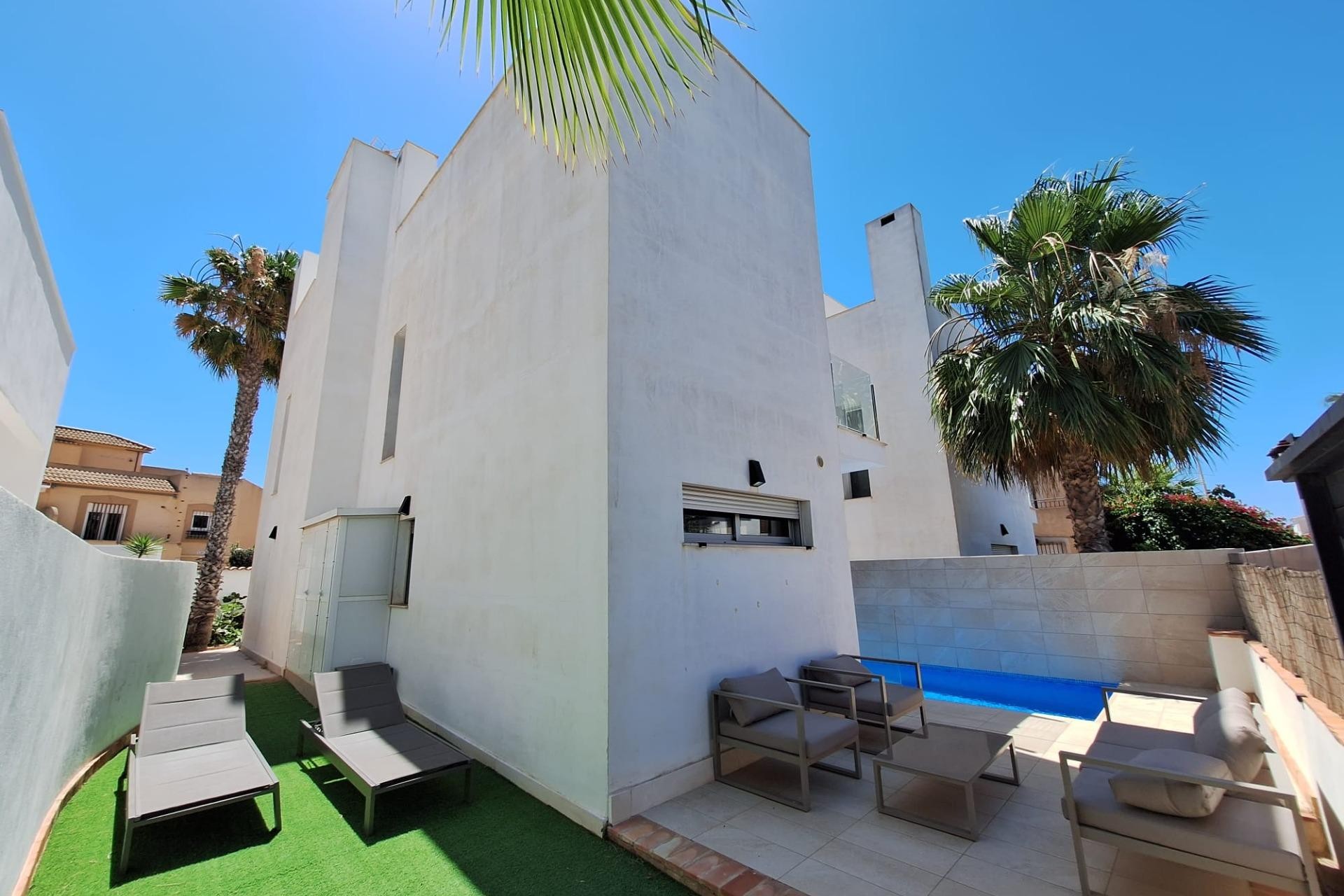 Sale - Chalet -
Torrevieja - Los Frutales