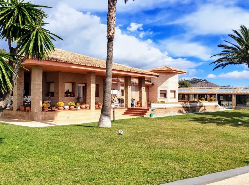 Sale - Finca / Country Property -
Calpe