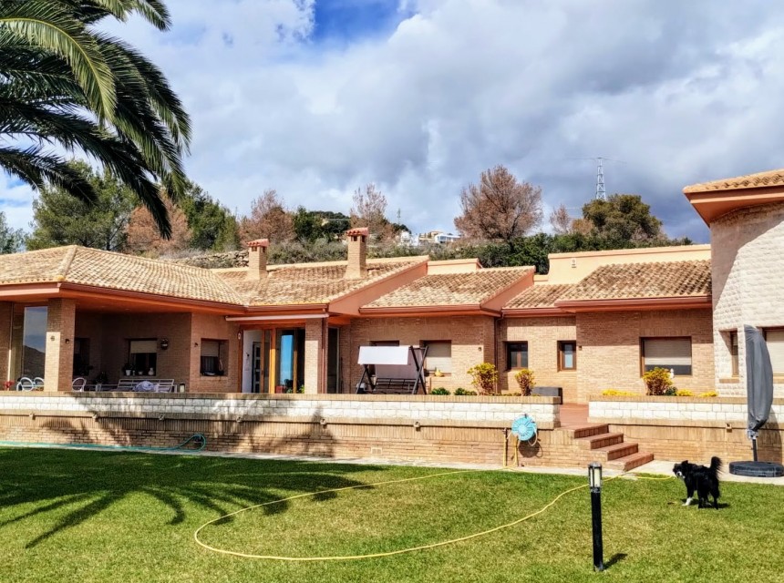 Sale - Finca / Country Property -
Calpe