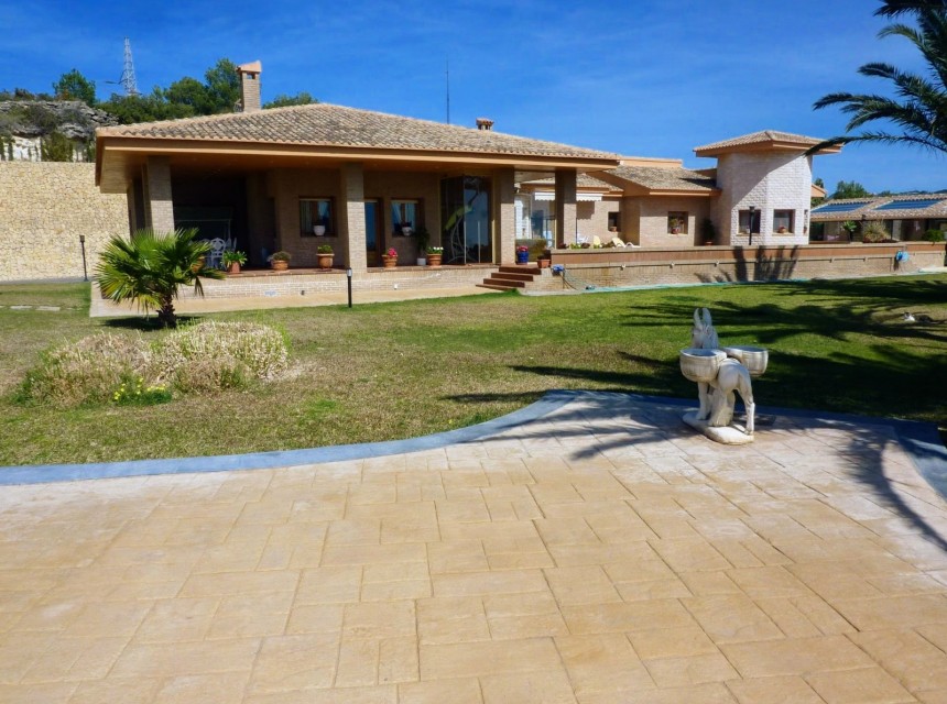 Sale - Finca / Country Property -
Calpe