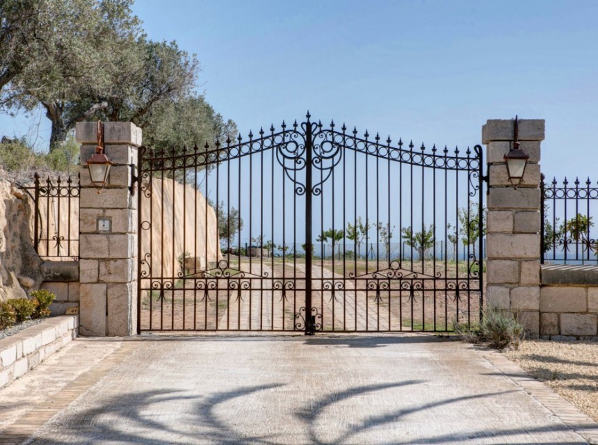 Sale - Finca / Country Property -
Moraira