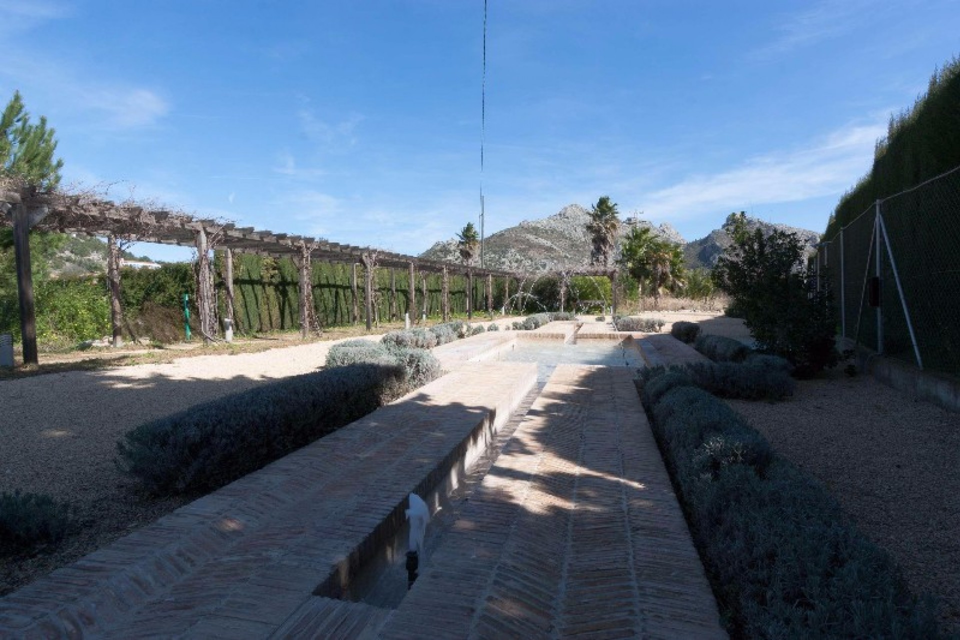 Sale - Finca / Country Property -
Rafol de Almunia