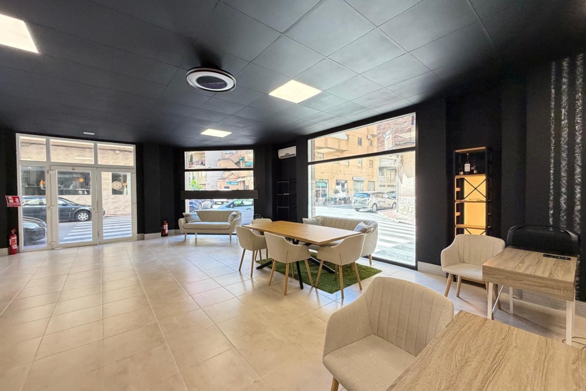Sale - Local comercial -
Torrevieja - Playa de los locos