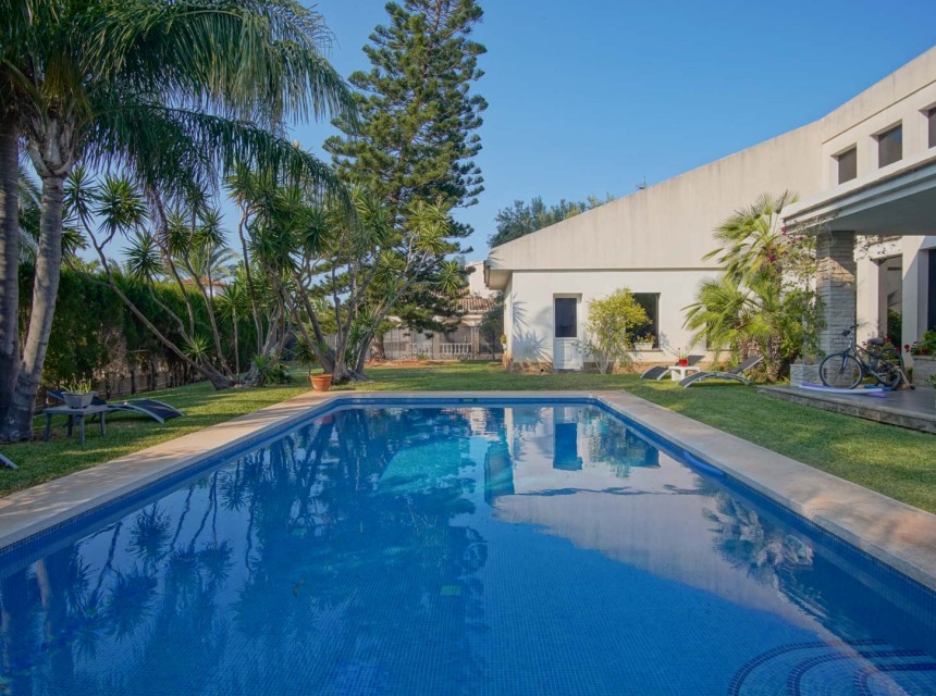 Sale - Villa -
Denia