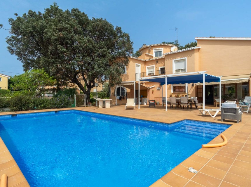 Sale - Villa -
Denia