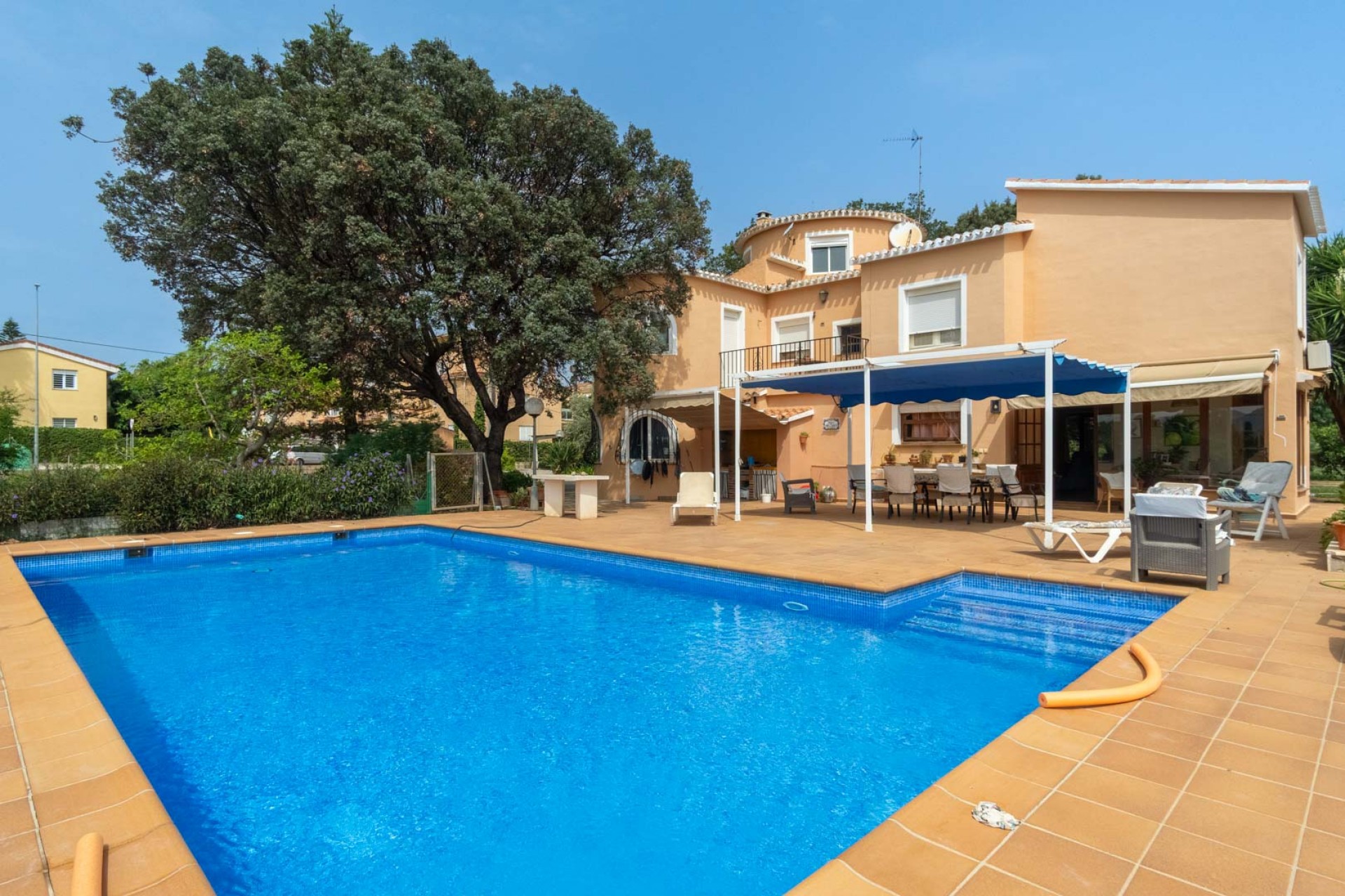 Sale - Villa -
Denia