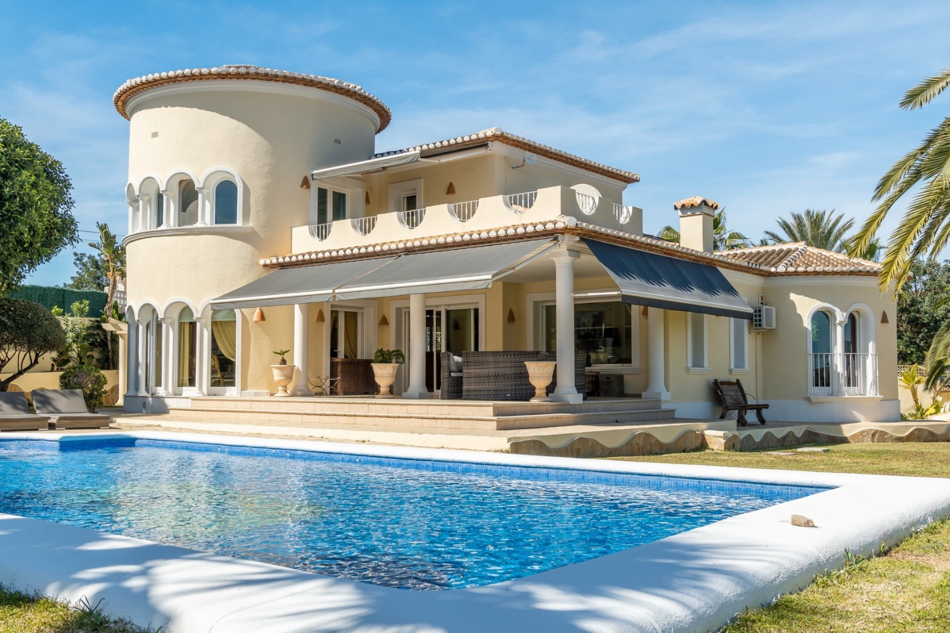 Sale - Villa -
Moraira