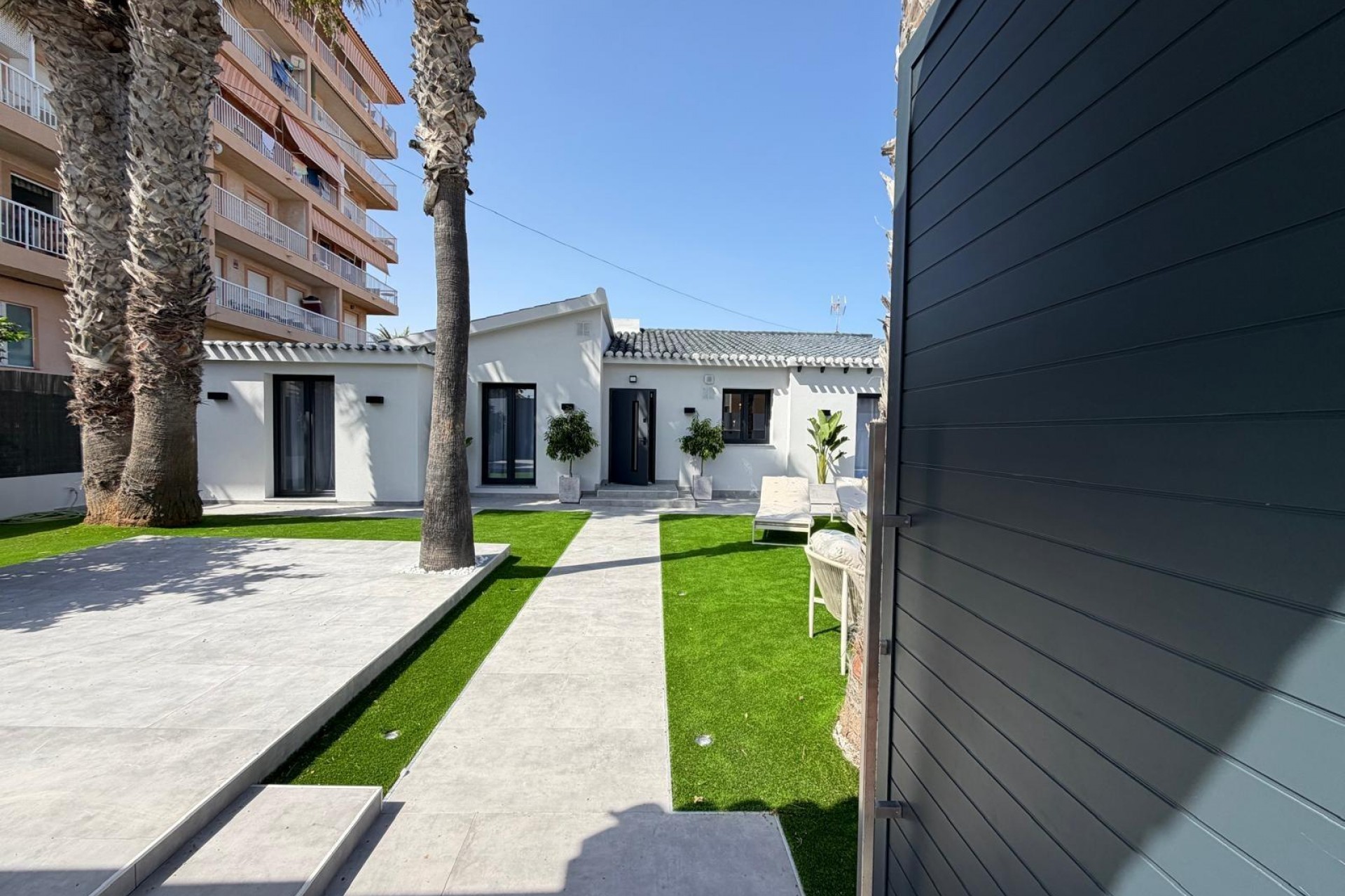 Sale - Villa -
Torrevieja - Punta Prima