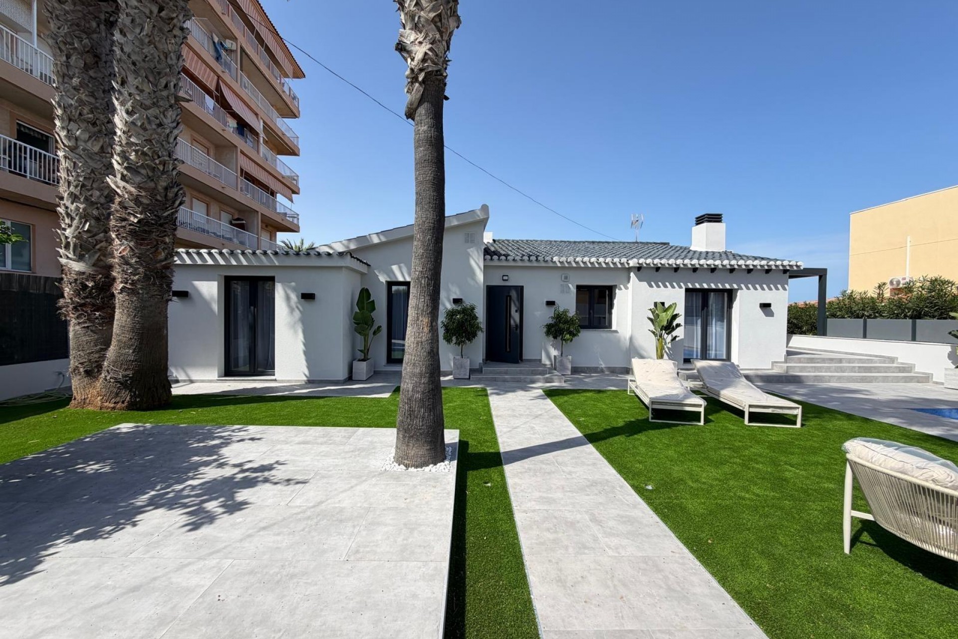 Sale - Villa -
Torrevieja - Punta Prima
