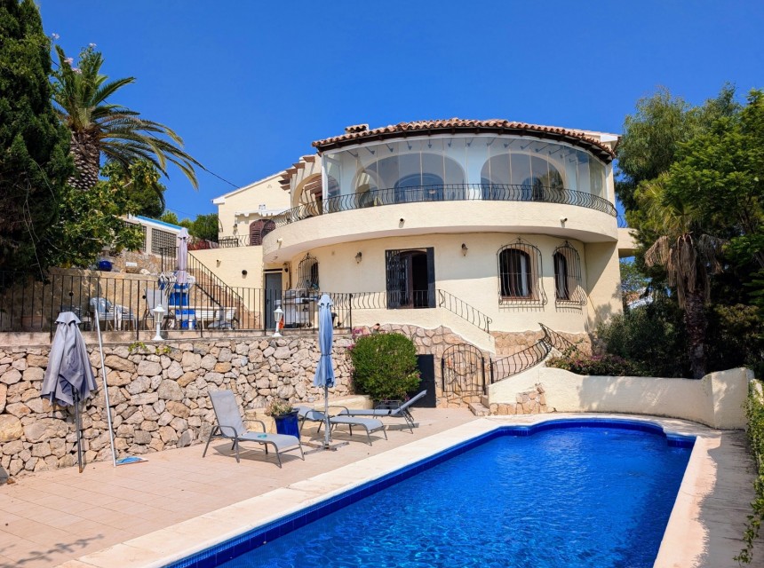 Spacious villa with pool and sea view for sale in Moraira