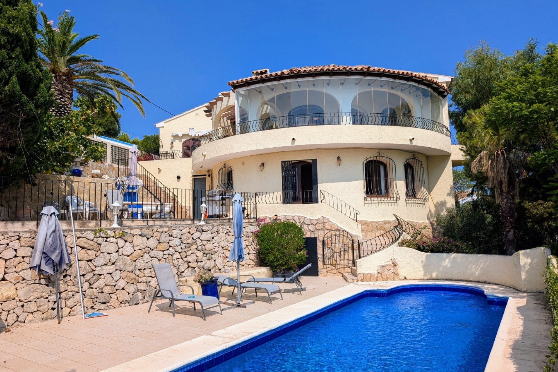 Spacious villa with pool and sea view for sale in Moraira