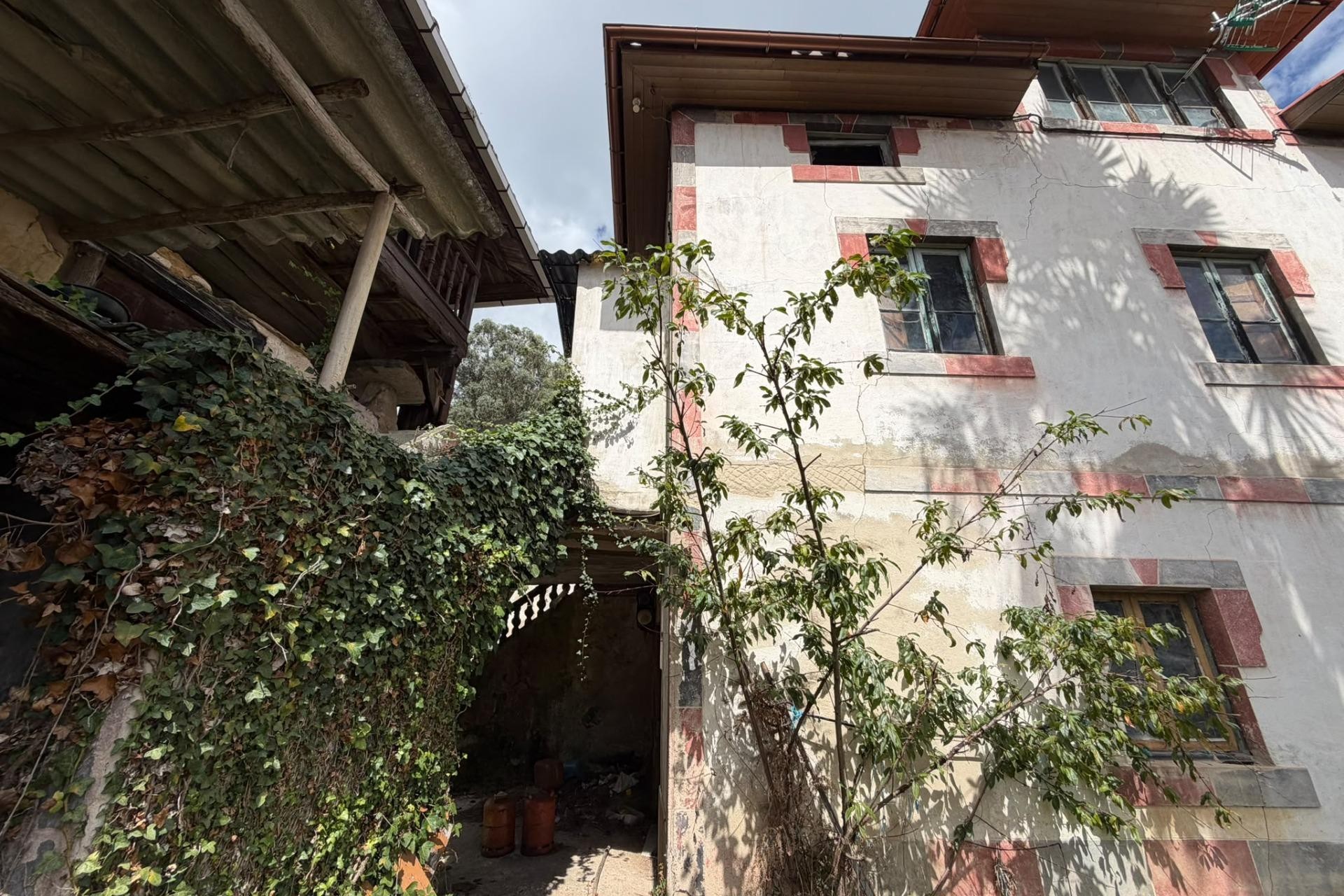 Te koop - Casa con terreno -
Salas - Villarin