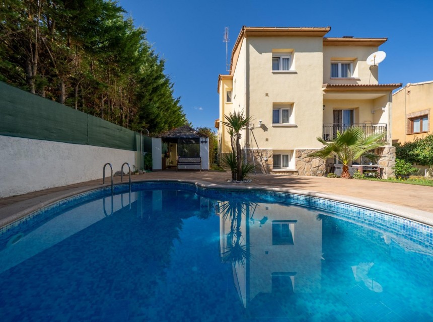 Te koop - Chalet -
San Martin de Valdeiglesias - Garnacho