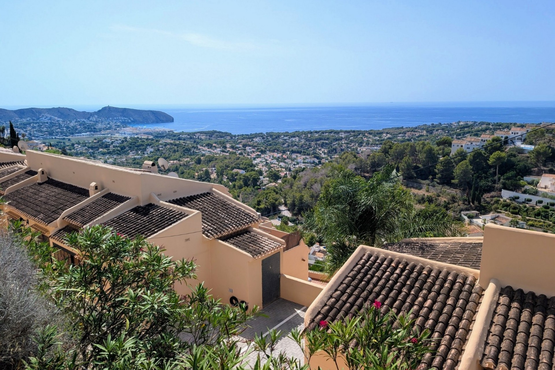 Te koop - Halfvrijstaande villa -
Moraira - Benimeit