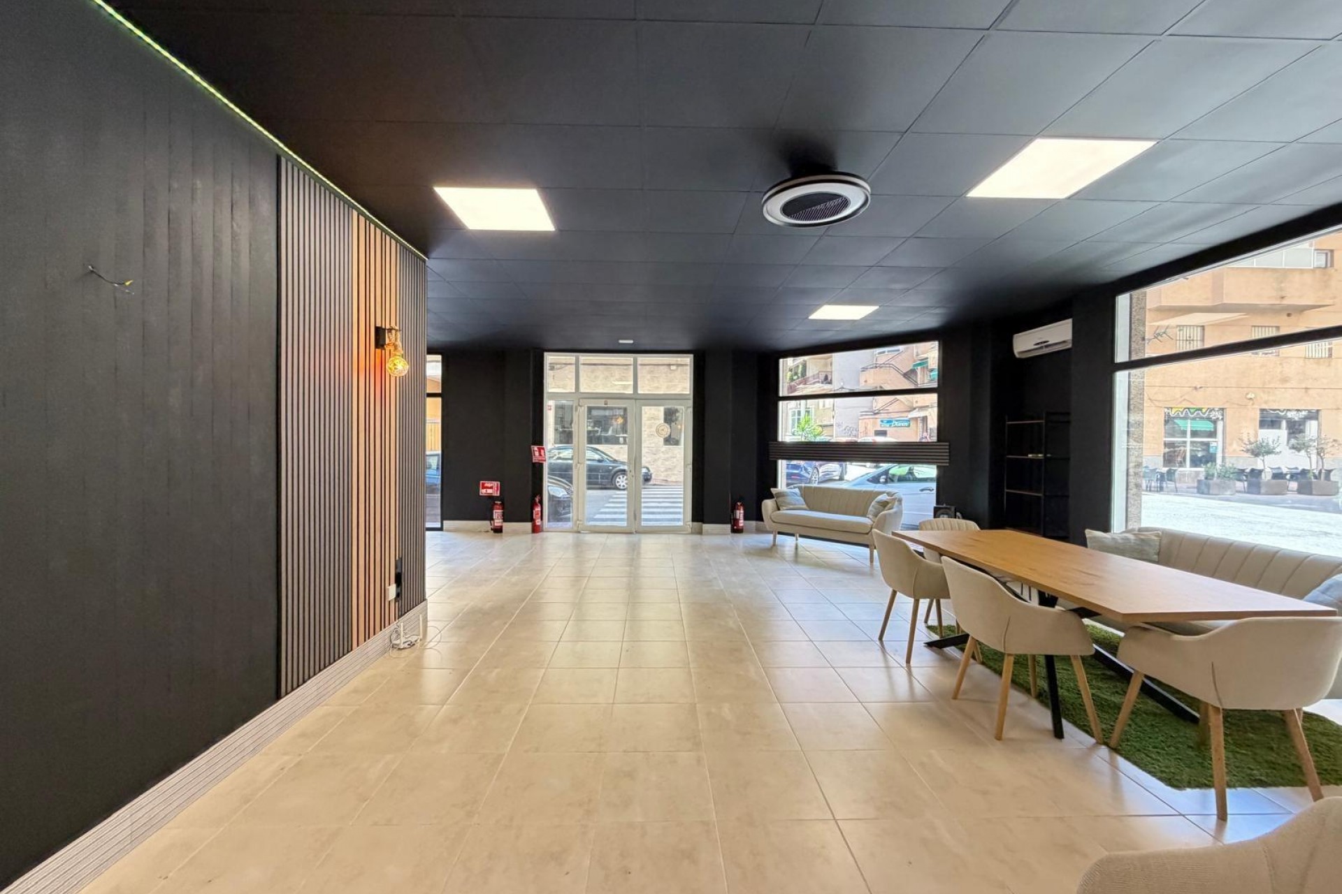 Te koop - Local comercial -
Torrevieja - Playa de los locos