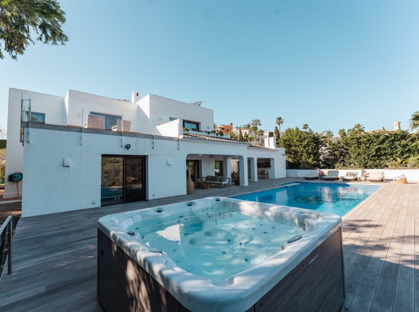 Villa de luxe rénovée avec piscine à vendre à Moraira