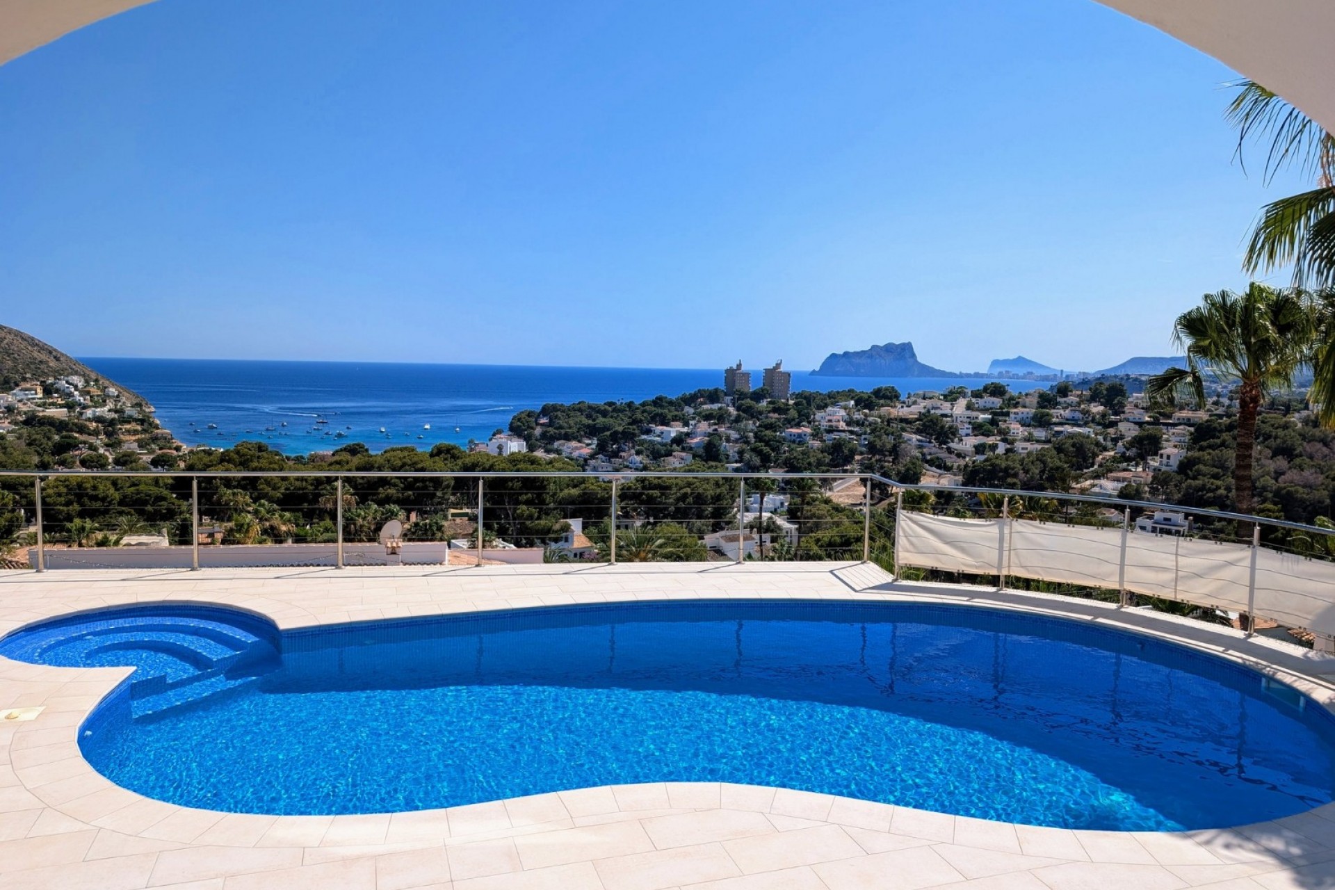 Villa met zwembad, zonnepanelen en uitzicht op zee te koop in Moraira
