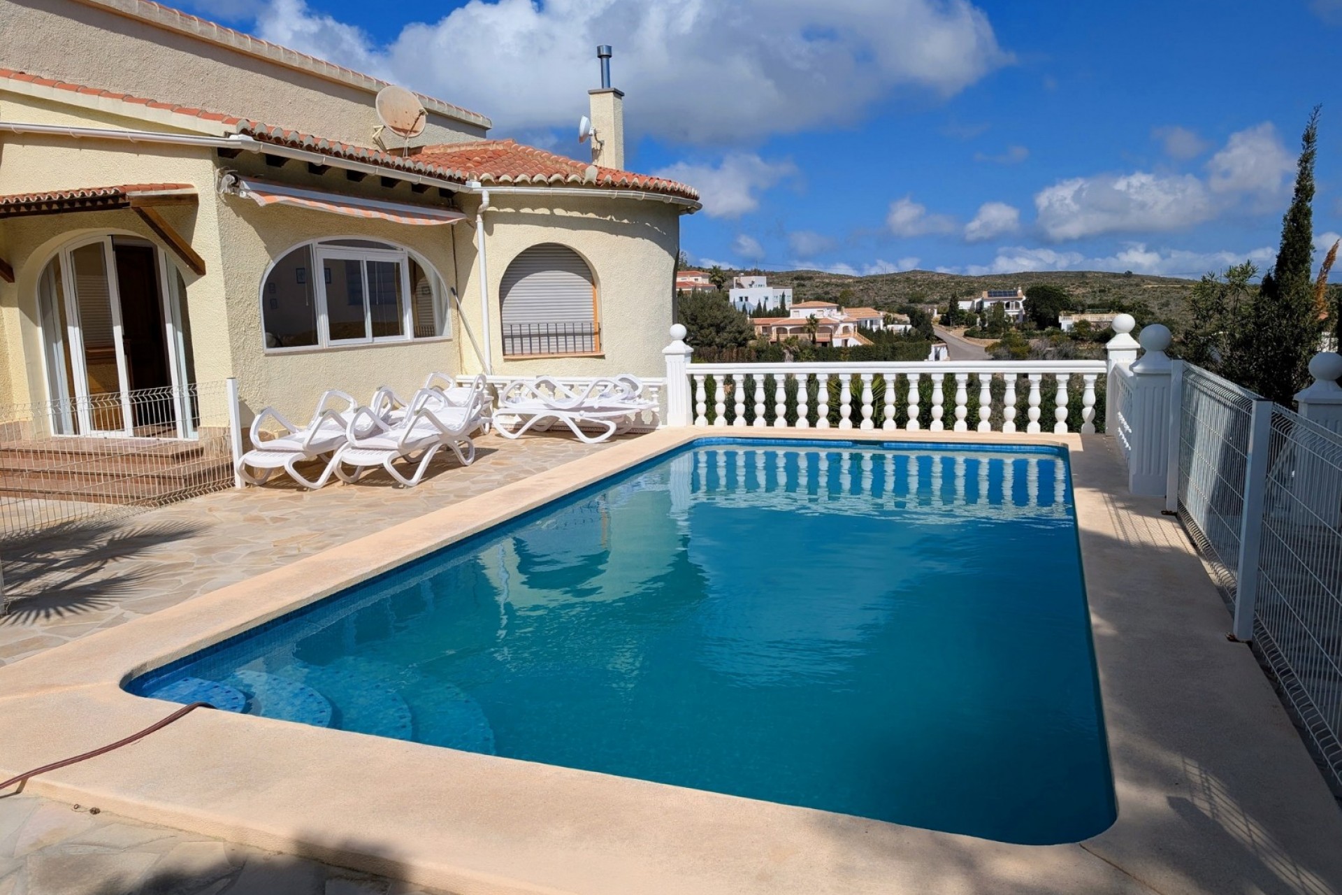 Villa mit Pool und Gästewohnung zu verkaufen in Cumbre del Sol