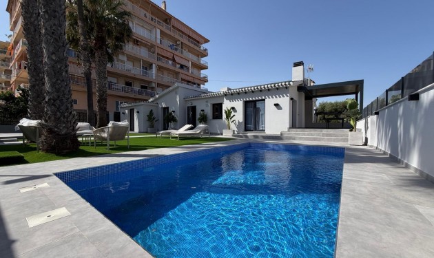 Villa - Te koop - Torrevieja - Punta Prima