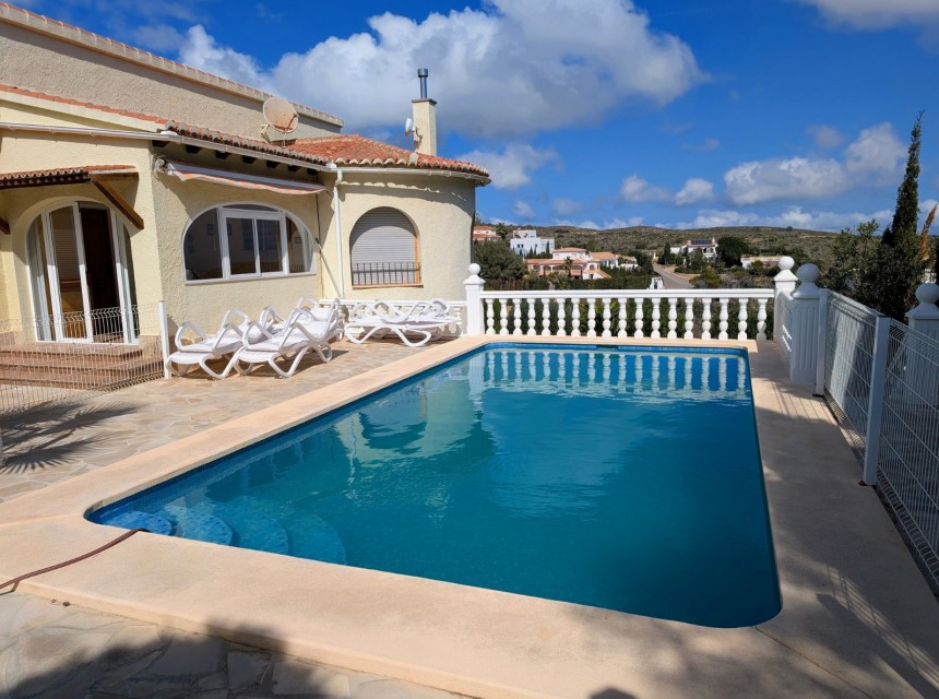 Villa with pool and guest apartment for sale Cumbre del Sol