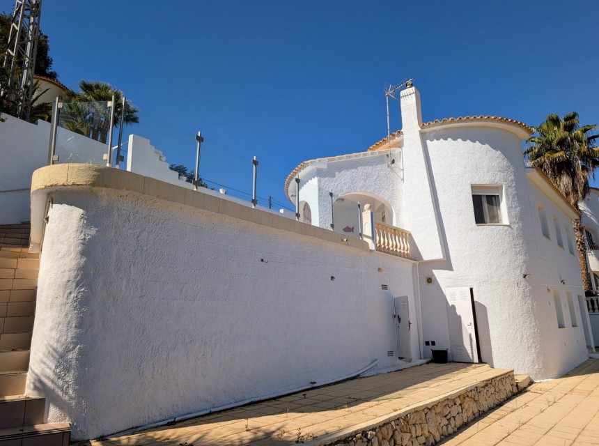 Villa with pool for sale in Benissa, 750m to beach
