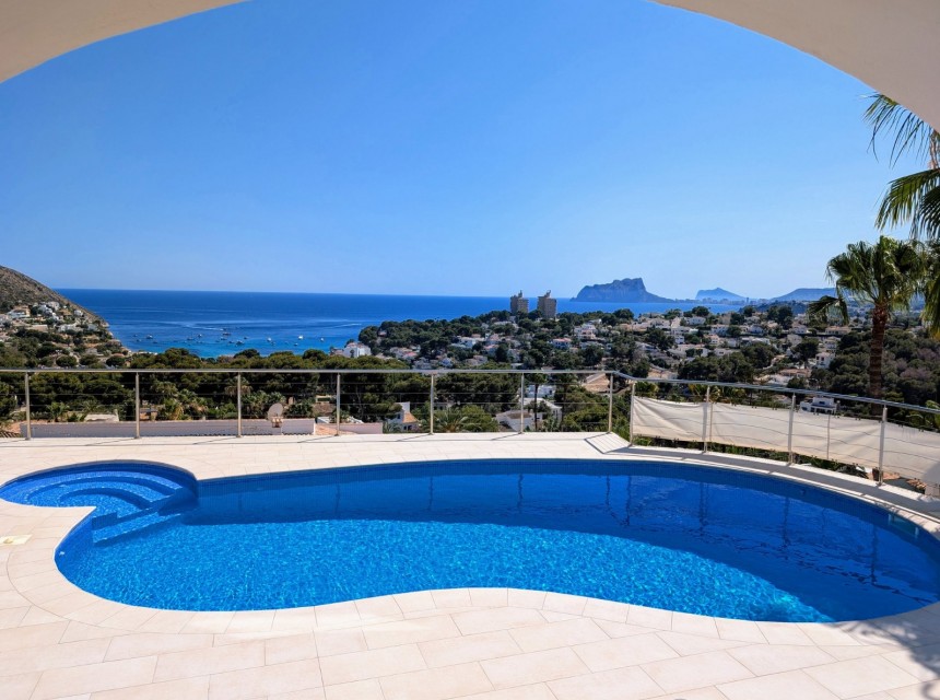 Villa with pool, solar panels and sea view for sale in Moraira