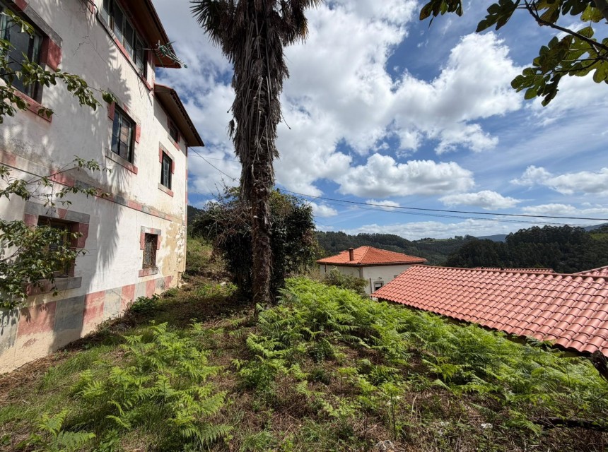 Zu verkaufen - Casa con terreno -
Salas - Villarin