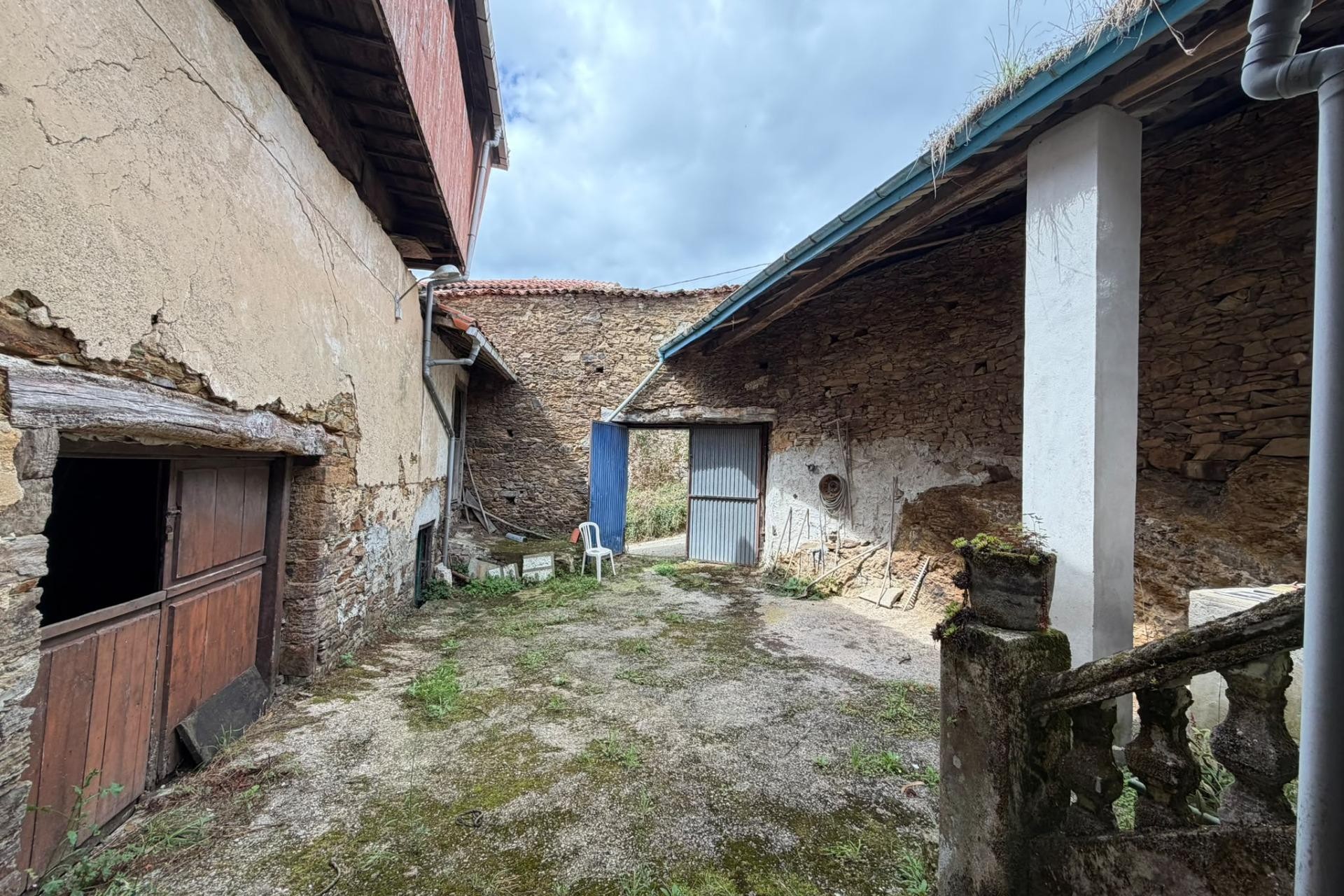 Zu verkaufen - Casa con terreno -
Salas - Villarin