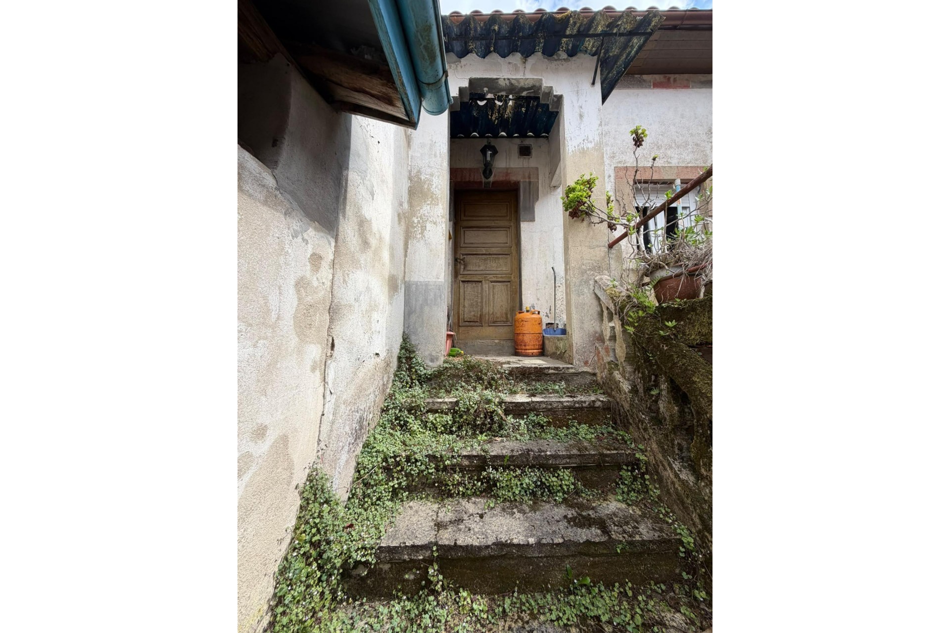 Zu verkaufen - Casa con terreno -
Salas - Villarin