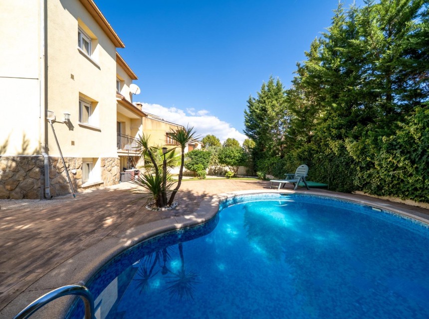 Zu verkaufen - Chalet -
San Martin de Valdeiglesias - Garnacho