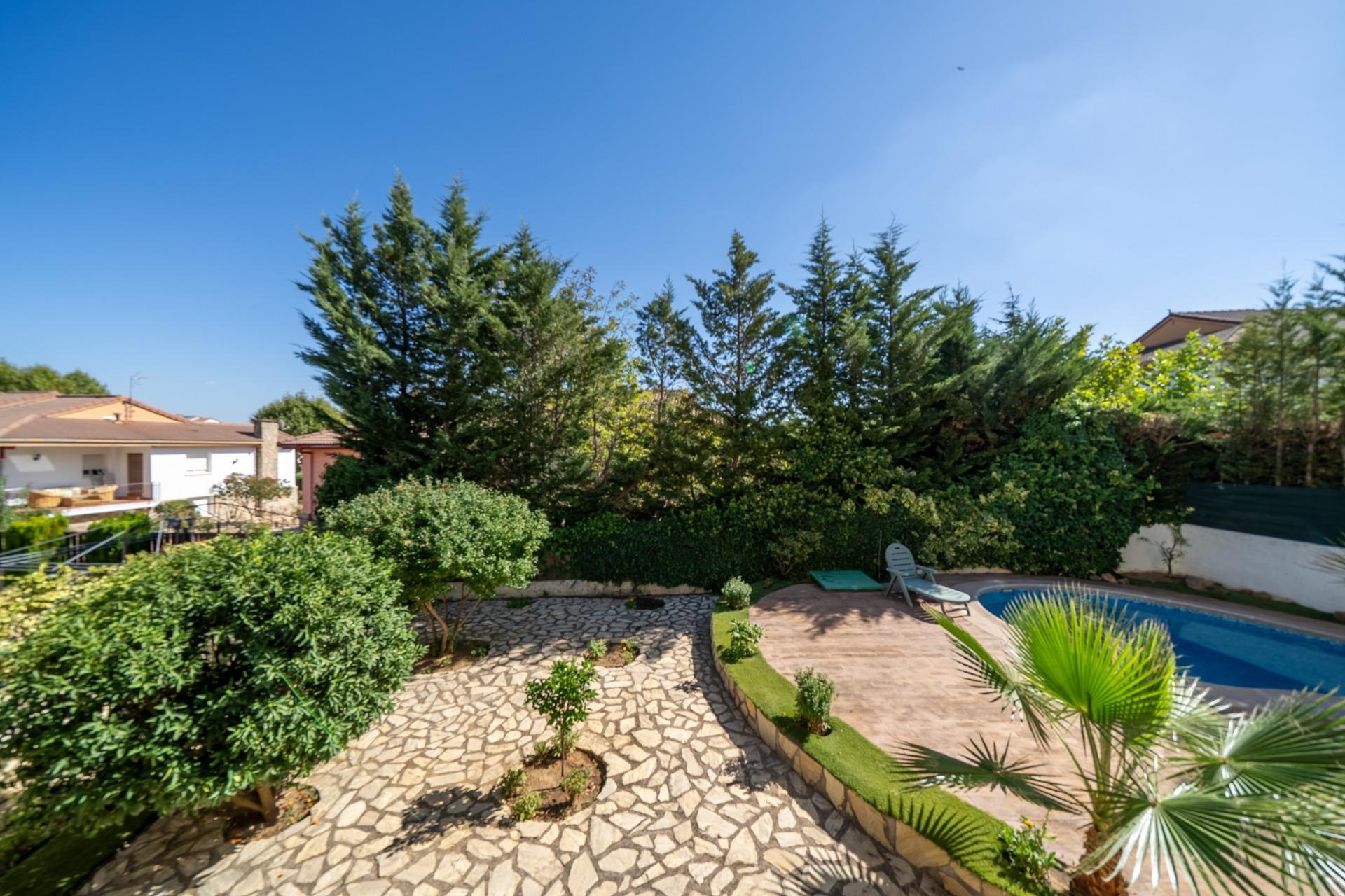 Zu verkaufen - Chalet -
San Martin de Valdeiglesias - Garnacho