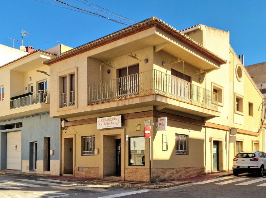 Zu verkaufen - Stadthaus -
Teulada
