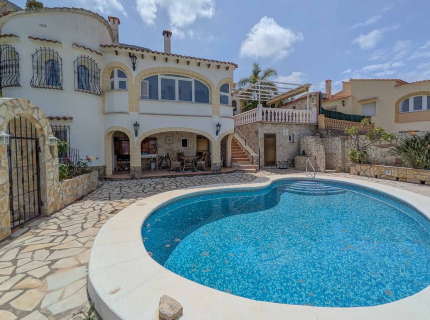 Zu verkaufen - Villa -
Denia