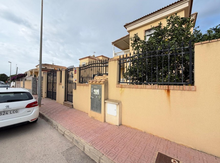 Zu verkaufen - Villa -
Orihuela Costa - Lomas de Don Juan