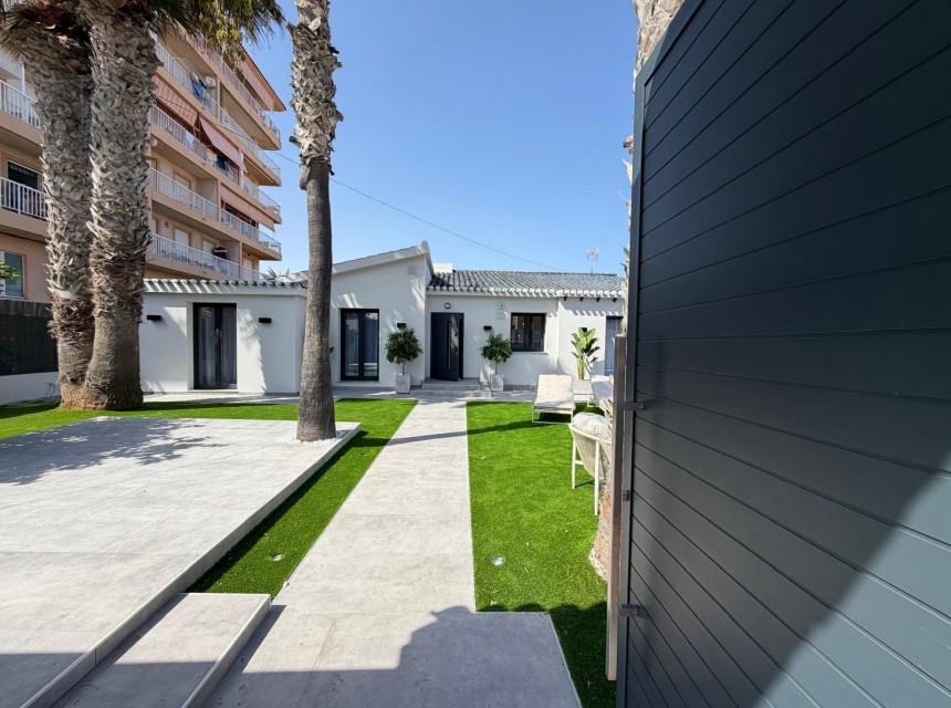 Zu verkaufen - Villa -
Torrevieja - Punta Prima